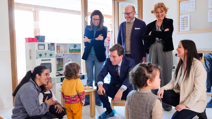 El alcalde de Madrid, José Luis Martínez-Almeida, visita la escuela infantil María Moliner, en el Paseo de la Dirección número 305, en el distrito de Tetuán