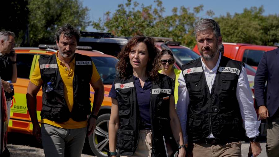 La presidenta regional, Isabel Díaz Ayuso, junto al consejero de Medio Ambiente, Agricultura e Interior, Carlos Novillo, acuden al Centro de Mando Avanzado ubicado en Cenicientos debido a los incendios