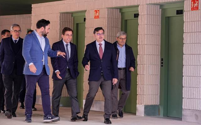 El alcalde de Madrid, José Luis Martínez-Almeida, junto con el delegado de Políticas de Vivienda y presidente de EMVS Madrid, Álvaro González, visita las viviendas de Nuestra Señora de los Ángeles 14, en el ecobarrio de Puente de Vallecas