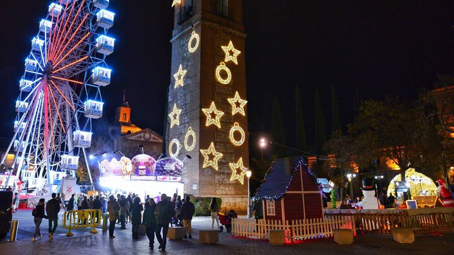 Foto de archivo de la ciudad en Navidad