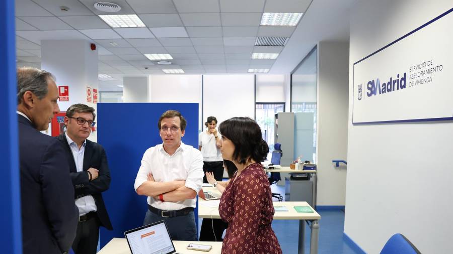 El alcalde de Madrid, José Luis Martínez-Almeida, durante la inauguración de una oficina del Servicio de Asesoramiento de Vivienda (SAVMadrid) en el distrito de Centro