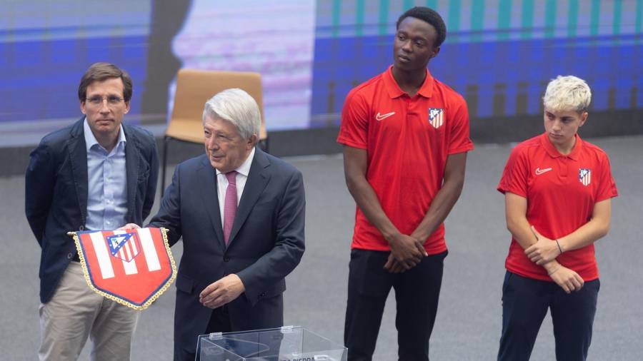 El presidente del Atlético de Madrid, Enrique Cerezo, y el alcalde de Madrid, José Luis Martínez-Almeida, junto a dos canteranos del equipo rojiblanco, en la colocación de la primera piedra de la Ciudad del Deporte