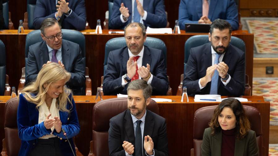 (I-D) La consejera de Economía, Hacienda y Empleo, Rocío Albert, el consejero de Presidencia, Justicia y Administración Local, Miguel Ángel García, y la presidenta de la Comunidad de Madrid, Isabel Díaz Ayuso, durante una sesión plenaria, en la Asamblea de Madrid