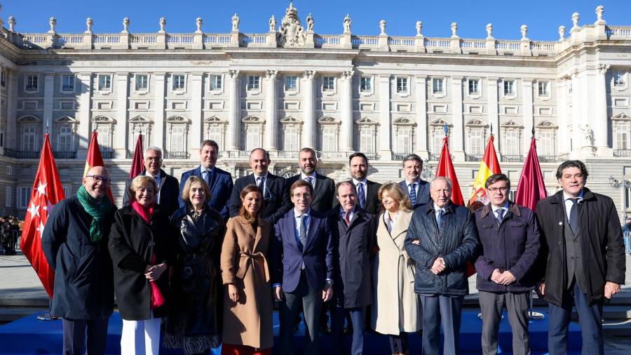 El alcalde de Madrid, José Luis Martínez-Almeida, durante el acto institucional organizado por el Ayuntamiento de Madrid con motivo del Día de la Constitución frente al Palacio Real