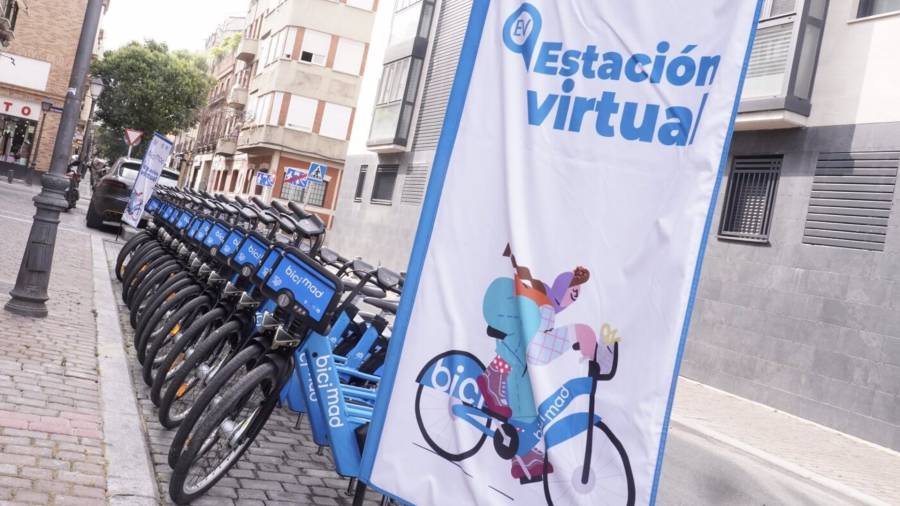 Cartel de estación virtual de bicimad delante de una estación física de la capital