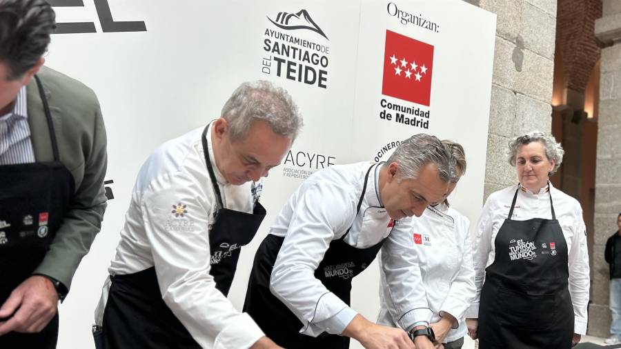 El consejero de Medio Ambiente, Agricultura e Interior de la Comunidad de Madrid, Carlos Novillo, durante la elaboración del turrón más grande