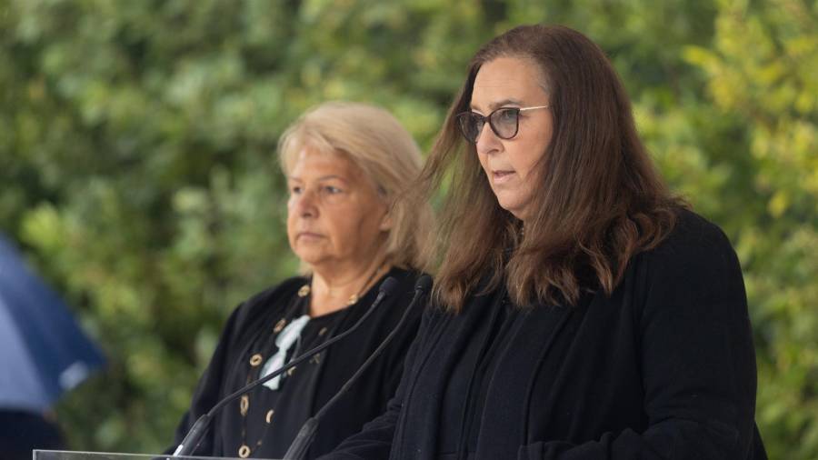 La presidenta de la asociación Víctimas del Terrorismo, Maite Araluce, interviene durante un homenaje en el Día Europeo de las Víctimas del Terrorismo, en el Bosque del Recuerdo del Parque de El Retiro, a 11 de marzo de 2025, en Madrid