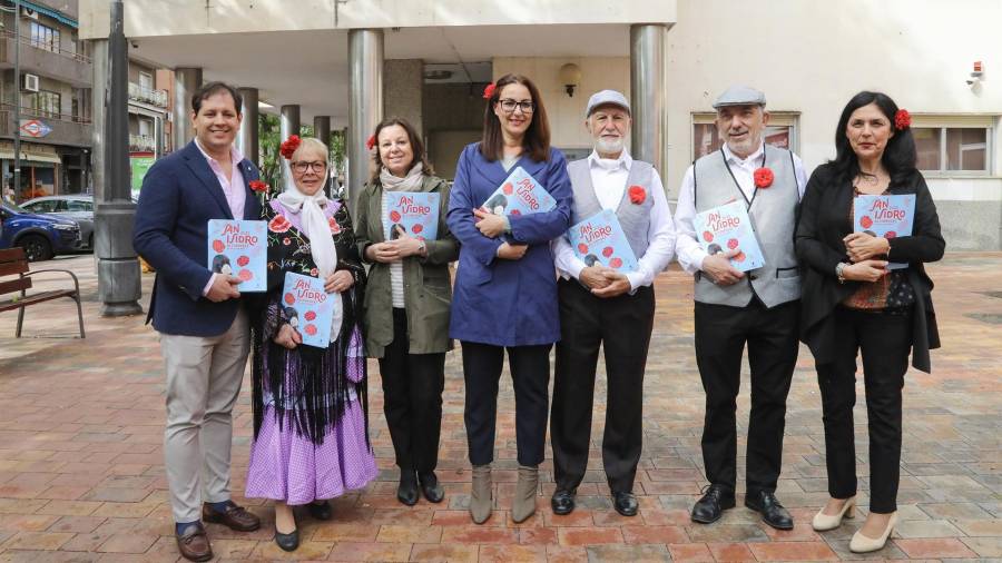 La alcaldesa en funciones, Marta Martín, y parte del equipo de gobierno de Alcobendas en la presentación de las Fiestas de San Isidro 2025