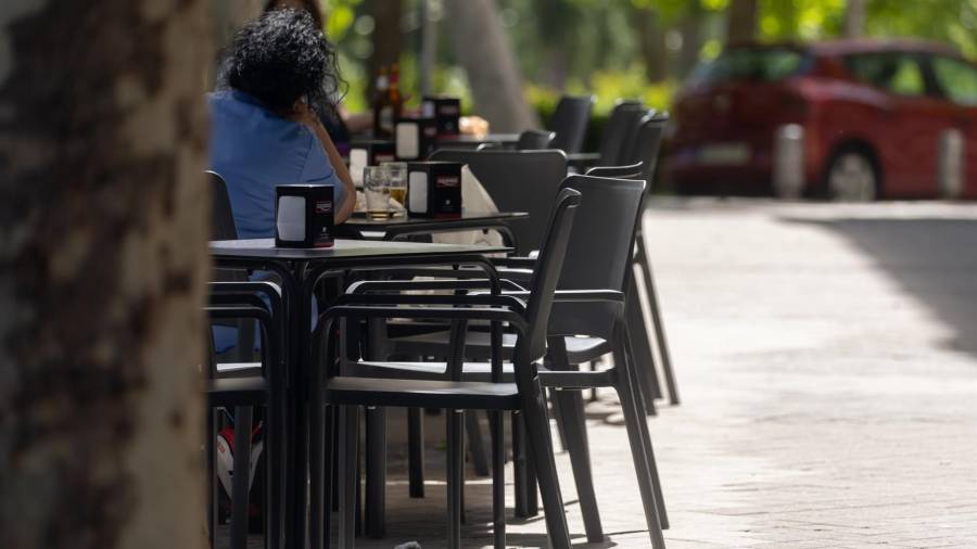 Varias personas sentadas en una terraza