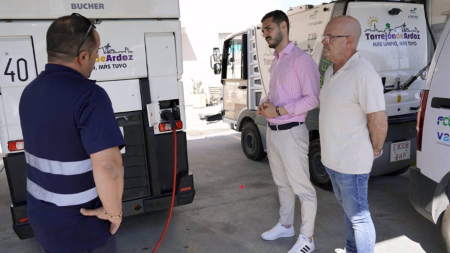 La localidad estrena una electrolinera para recarga de los 22 vehículos eléctricos