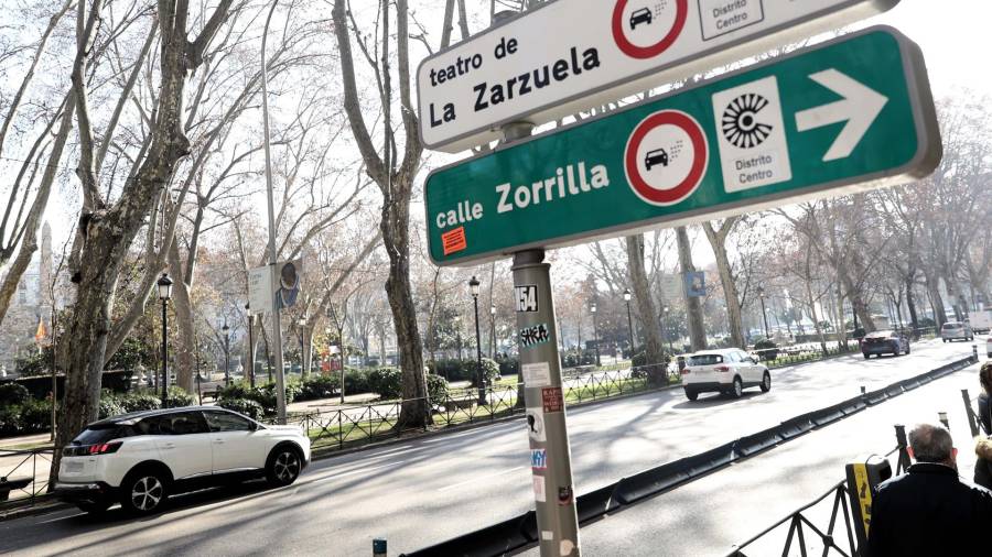 Varias señales de tráfico informan sobre la entrada en vigor de la Zona de Bajas Emisiones