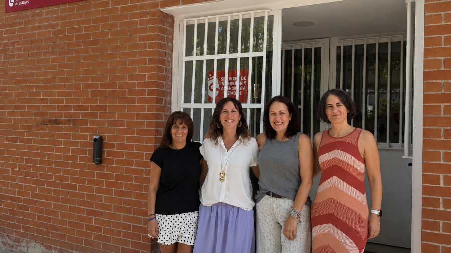 Parte del equipo de Gobierno municipal en la puerta de la sede de Bienestar Social y Familia