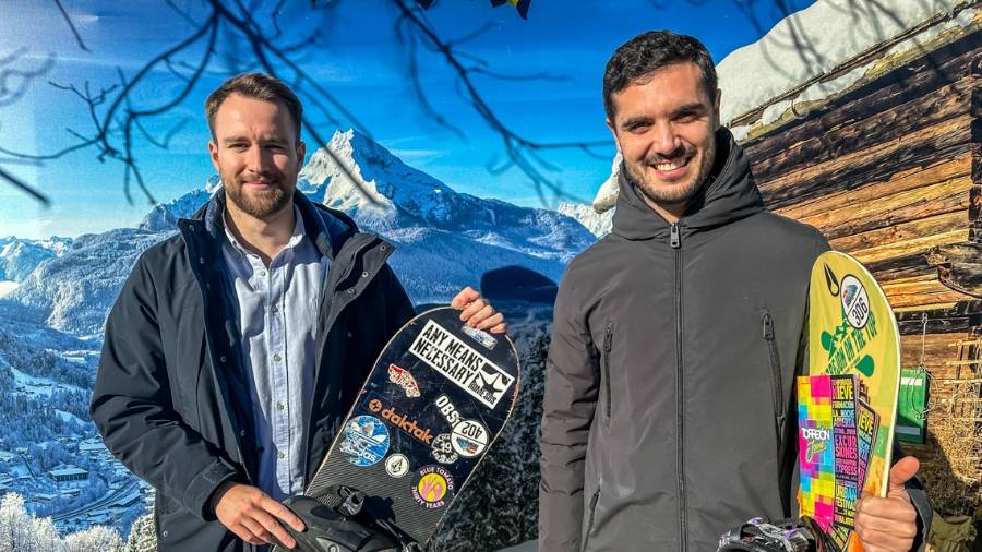 El alcalde, Alejandro Navarro, y el concejal de Juventud, Víctor Miranda, presentando la nueva temporada de nieve para los jóvenes de la ciudad