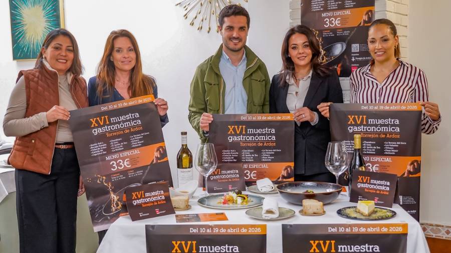 El alcalde, Alejandro Navarro Prieto, acompañado por la secretaria general de UNICEM, Carolina Santana, por Vanesa Calvo, de la Asociación de Comerciantes de la Zona Centro, la representante de EMU, Claudia Sánchez, y la propietaria del establecimiento donde se ha presentado el certamen, Marinela Priboi