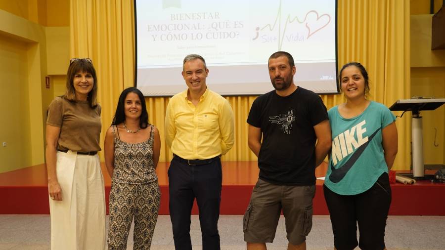 El concejal de Bienestar, Educación e Inmigración, Rubén Martínez, en el centro de la imagen, junto a técnicos que han participado en la jornada formativa