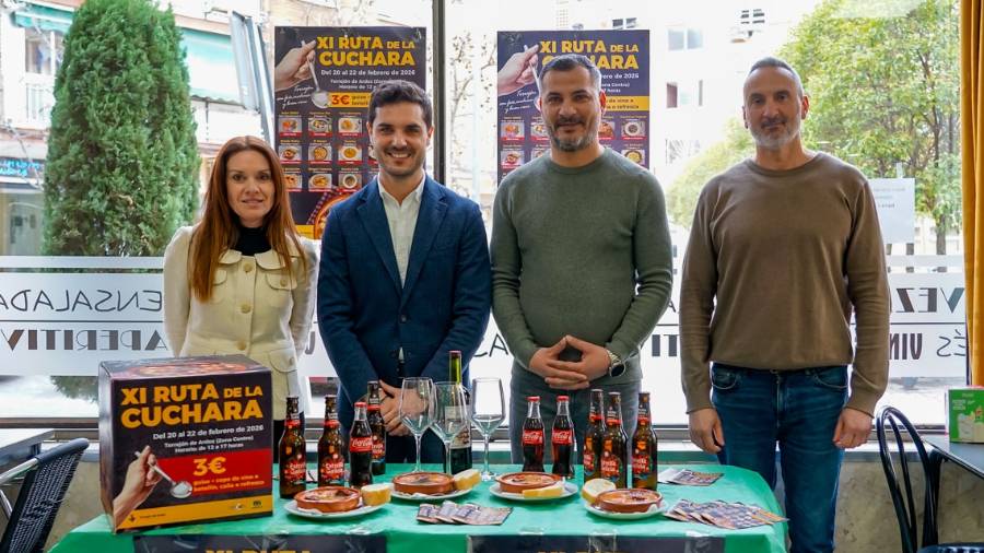 El alcalde, Alejandro Navarro Prieto, en la presentación de la XI edición de la Ruta de la Cuchara junto al propietario del Bar Juanito, Stefan Petrache, el vicepresidente de UNICEM, Rubén Campos, y Vanesa Calvo de la Asociación de Comerciantes de la Zona Centro