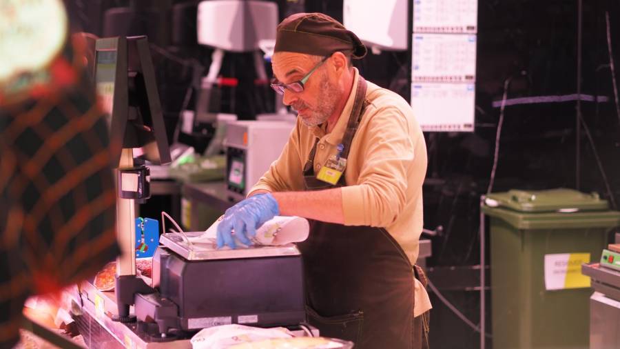 Trabajador del hipermercado Family Cash