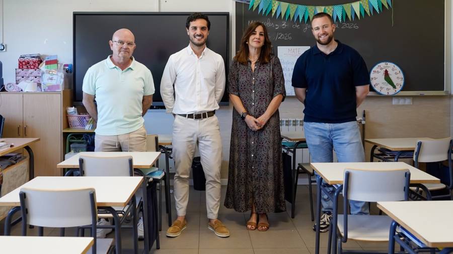 El alcalde, Alejandro Navarro Prieto, el primer teniente de alcalde, Víctor Miranda, y el concejal de Obras, Limpieza Urbana, Administración y Contratación, Valeriano Díaz, en el colegio público Beethoven, junto a la directora del centro, María Sánchez Nieto