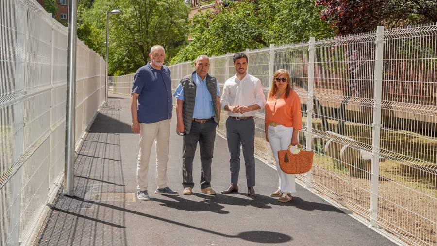 El alcalde, Alejandro Navarro Prieto, junto a vecinos de la Plataforma en Alza, recorriendo los nuevos pasos de emergencia