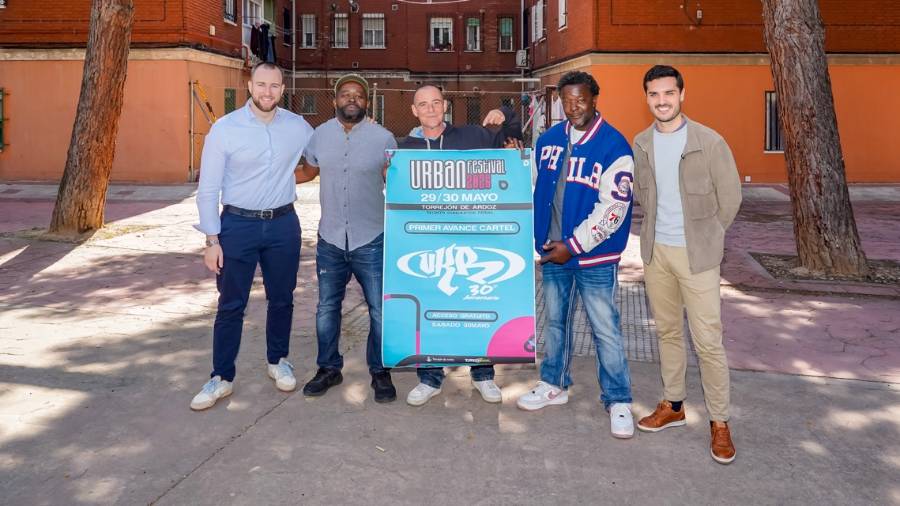 El alcalde, Alejandro Navarro Prieto; el concejal de Juventud, Urbanismo y Vivienda, Víctor Miranda y tres de los componentes del mítico grupo torrejonero VKR: Kultama, Sr. Tcee y FJ Ramos, en el Parque Campiña, donde se inicio el grupo