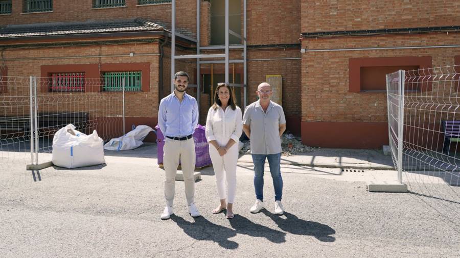 El alcalde de Torrejón de Ardoz, Alejandro Navarro Prieto, y el primer teniente de alcalde, Valeriano Díaz, junto a la presidenta de Torrafal, Genoveva Pérez, visitan las obras del ascensor de la sede social