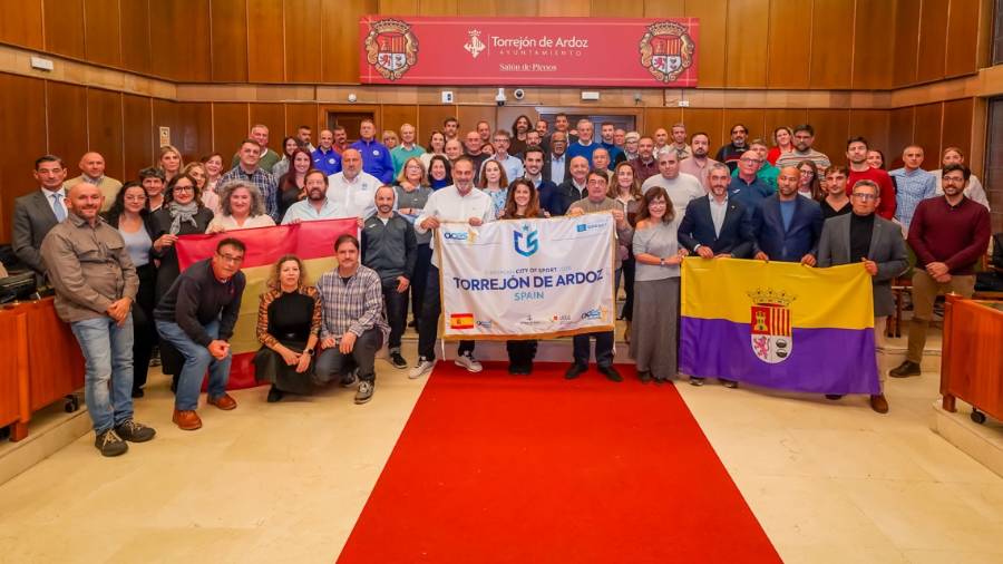 El alcalde Alejandro Navarro Prieto, y la concejala de Deportes y Turismo, Miriam Gutiérrez, con los representantes de los clubes y entidades deportivas de la ciudad en el acto de reconocimiento público a su gran labor