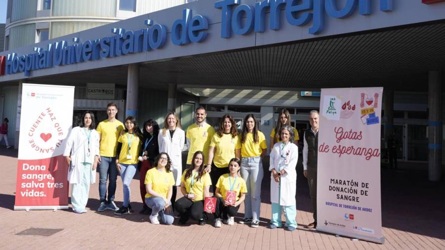 El alcalde, Alejandro Navarro Prieto, y el concejal de Educación, Bienestar e Inmigración, Rubén Martínez, con los alumnos del IES León Felipe y sanitarios del Hospital Universitario de Torrejón