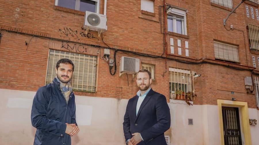 El alcalde, Alejandro Navarro prieto, y el concejal de Urbanismo y Vivienda, Víctor Miranda, visitando el Barrio de INTA