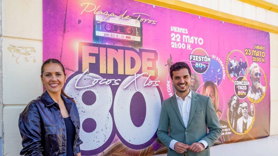 El alcalde, Alejandro Navarro Prieto, junto a la concejala de Igualdad y Festejos, María Eugenia Gil, presentando ‘Finde Locos X los 80’