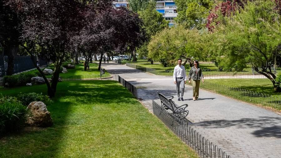 El alcalde de Torrejón de Ardoz, Alejandro Navarro Prieto, y la concejala de Medio Ambiente, Esperanza Fernández de Mesa, recorriendo el Parque Las Estrellas