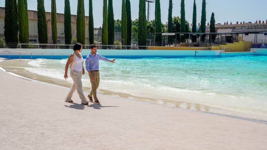 El alcalde, Alejandro Navarro Prieto, y la concejala de Turismo, Miriam Gutiérrez, en la Piscina Municipal de Olas