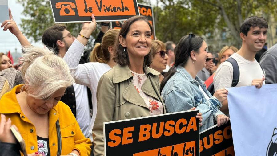 La portavoz del PSOE en el Ayuntamiento de Madrid, Reyes Maroto, se manifiesta por la vivienda