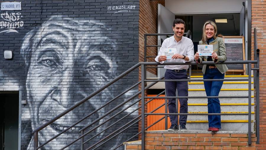 El alcalde, Alejandro Navarro Prieto y la concejala de Mayores, Ana Verónica González, presentando estos espacios en el Centro de Mayores de la calle Madrid