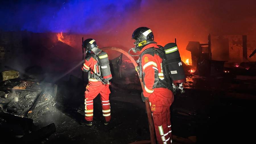 Bomberos de la Comunidad de Madrid sofocan un incendio en siete infraviviendas de Fuenlabrada esta madrugada