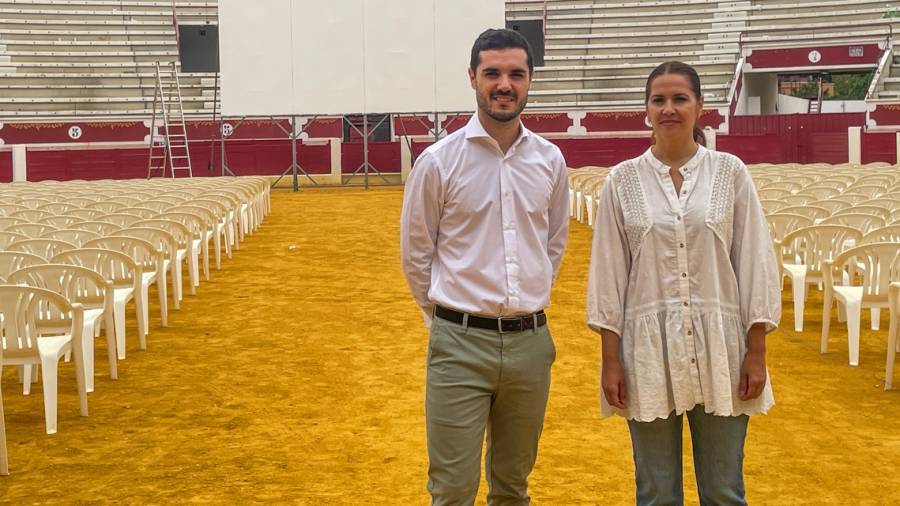 El alcalde Alejandro Navarro Prieto, y la concejala de Igualdad y Festejos, María Eugenia Gil, en la Plaza de Toros, lugar donde se celebra el Cine de Verano