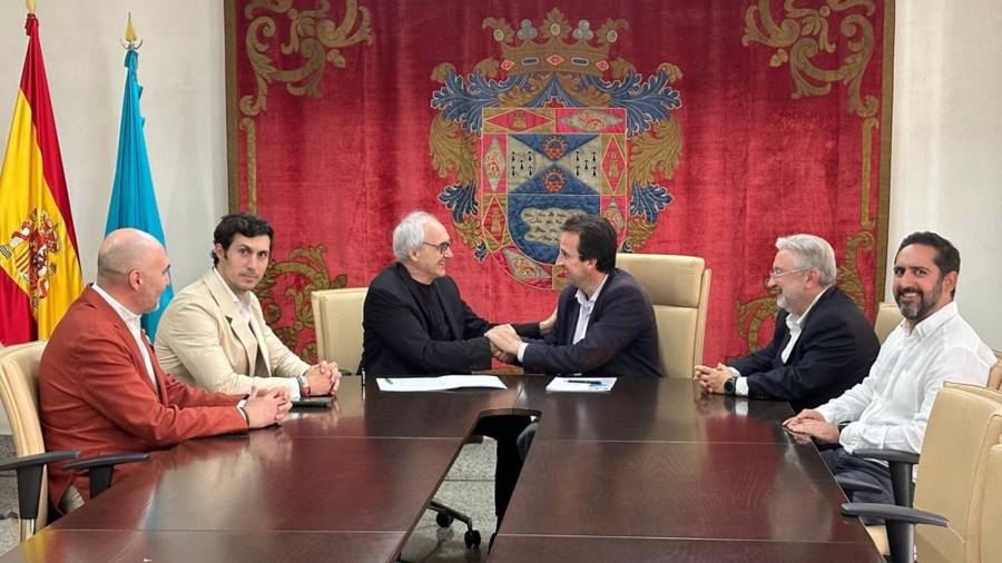 El alcalde de Leganés, Miguel Ángel Recuenco, y el presidente de la Fundación Metrópoli, Alfonso Vegara, firman un acuerdo para impulsar la innovación territorial sostenible en el municipio