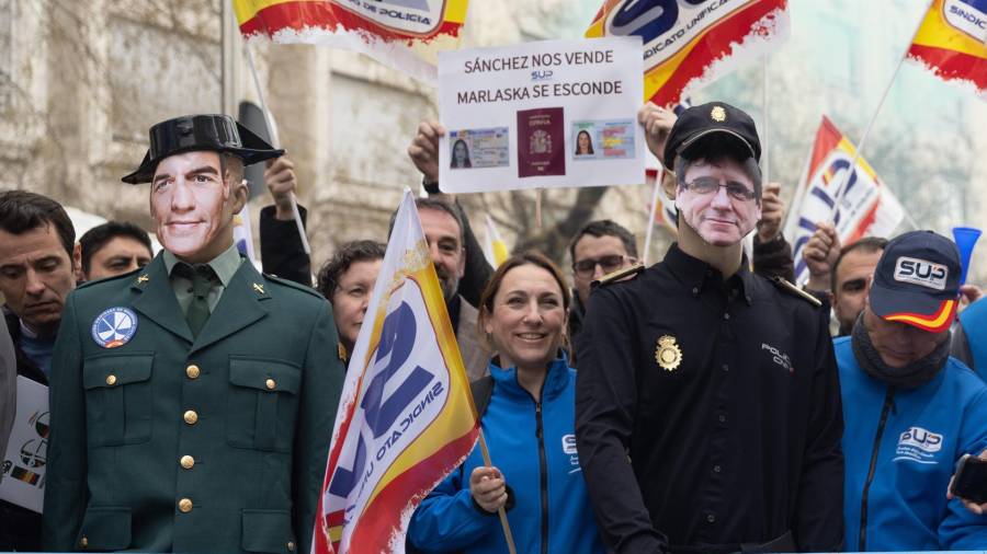 Dos muñecos del presidente del Gobierno y el líder de Junts durante una concentración de una docena de sindicatos de Policía y asociaciones de la Guardia Civil, frente al Congreso de los Diputados