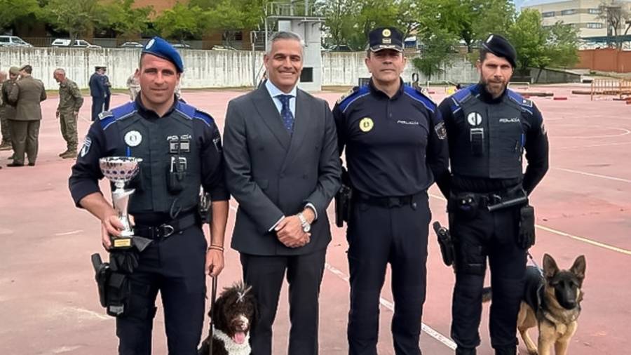 El concejal de Seguridad, Alberto Cantalejo, junto al comisario principal de la Policía Local de Torrejón de Ardoz, Miguel Parra, y agentes de la Unidad Canina con sus perros en la Carrera de Guías Caninos