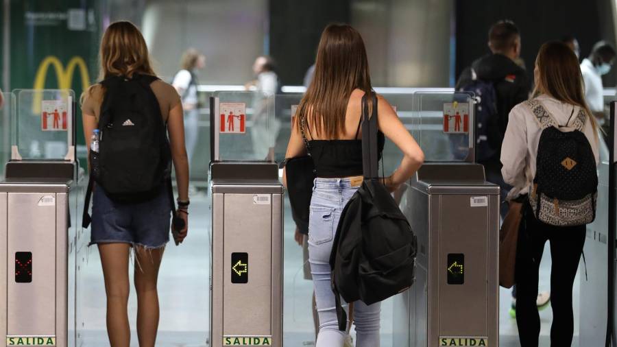 Viajeras acceden a la estación de Sol