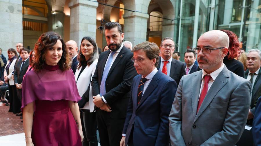 La presidenta de la Comunidad de Madrid, Isabel Díaz Ayuso, el delegado del Gobierno en la Comunidad de Madrid, Francisco Martín, y el alcalde de Madrid, José Luis Martínez-Almeida, durante el acto conmemorativo de celebración del 46º aniversario de la Constitución