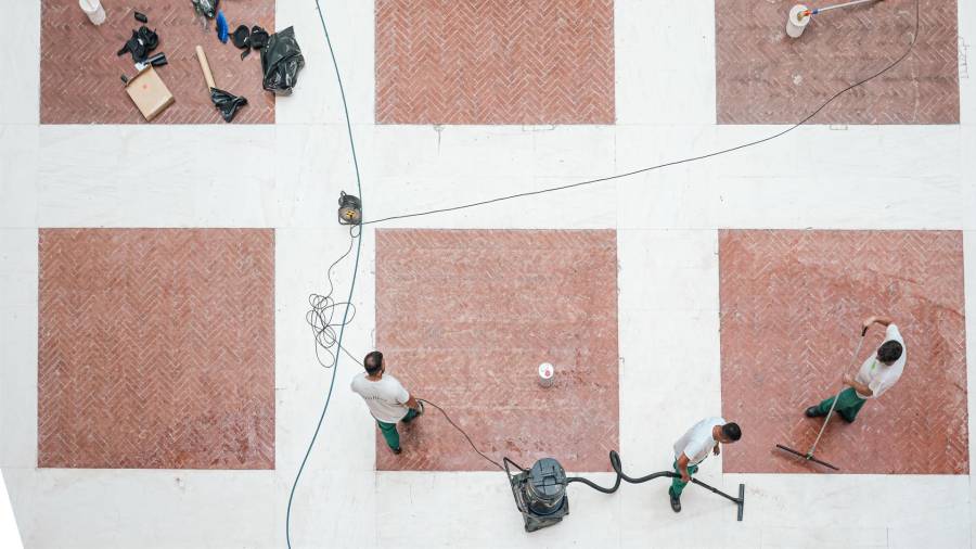 Trabajo de limpieza en el patio de la Real Casa de Correos