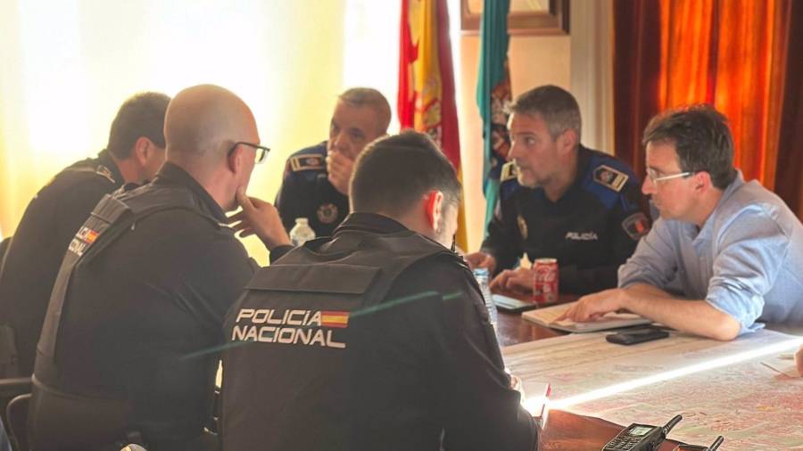 El alcalde, Miguel Ángel Recuenco, en una reunión con la Policia Nacional