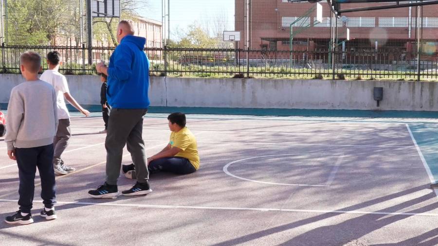 Un hombre montado en un patinete eléctrico