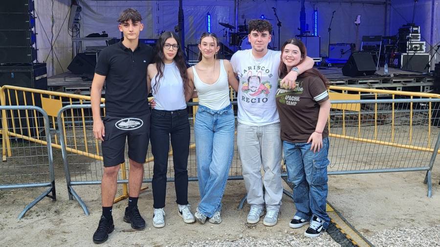 El grupo ‘Midas Pump’, que surgió de la formación de la Escuela Municipal de Música en el Instituto Severo Ochoa del municipio, posa delante del escenario