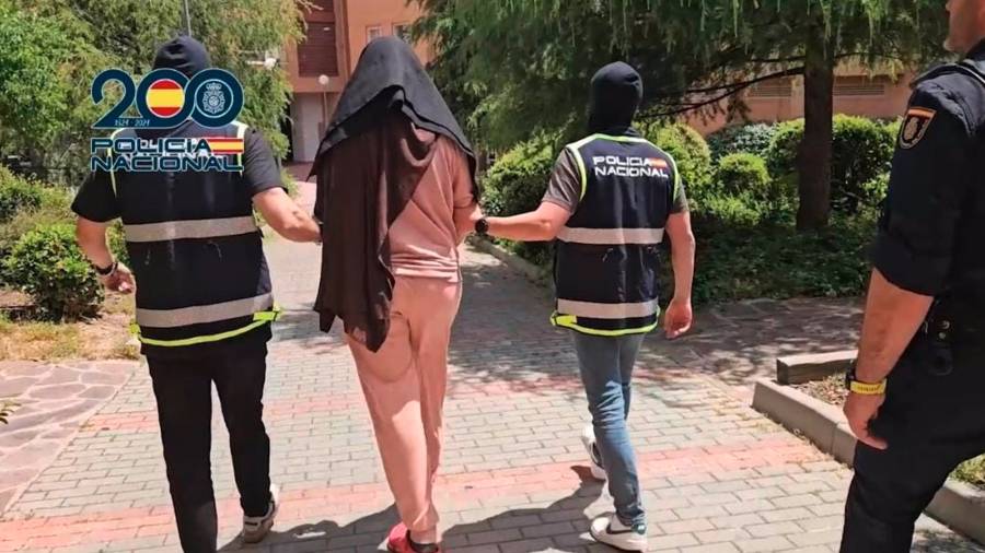 La Policía detiene a dos hermanas acusadas de crear una academia de la yihad desde Madrid