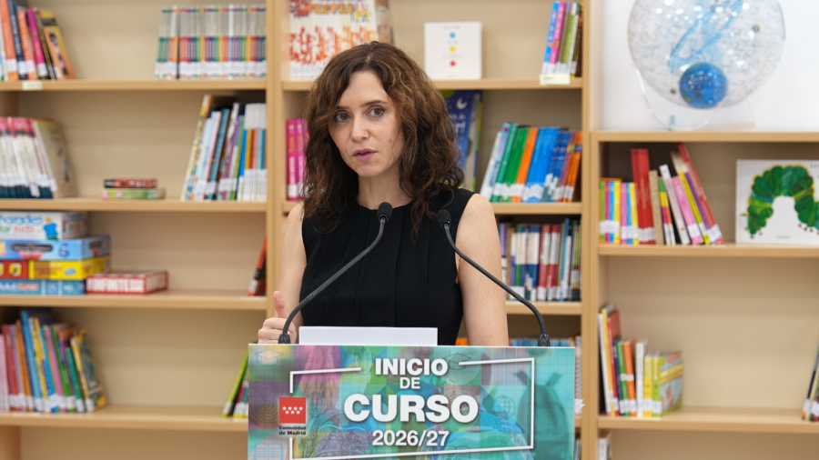 La presidenta, Isabel Díaz Ayuso, en su visita al CEIPSO Andrea Casamayor de Paracuellos del Jarama