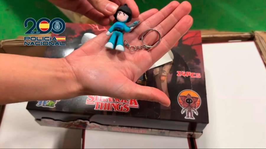 Incautan en Madrid 25 toneladas de juguetes defectuosos de la serie ‘Stranger Things’, la mayor intervención de este material
