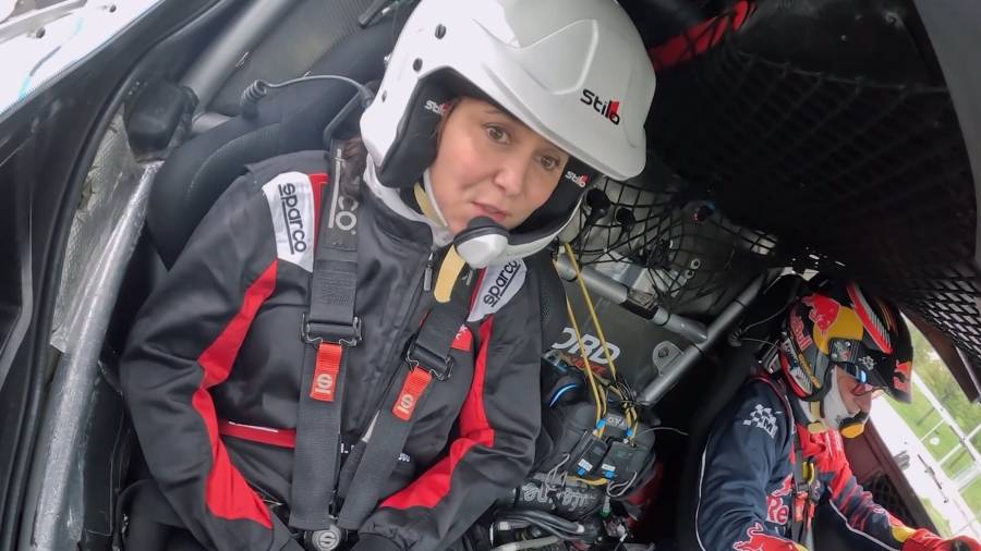 La presidenta de la Comunidad de Madrid, Isabel Díaz Ayuso, junto a Carlos Sainz da la primera vuelta al que será el nuevo trazado del circuito del Gran Premio de Fórmula 1