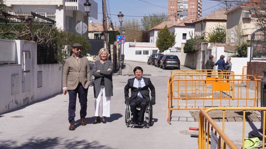 La delegada de Obras y Equipamientos, Paloma García Romero, acompañada por el concejal de Moncloa-Aravaca, Borja Fanjul, visita el entorno