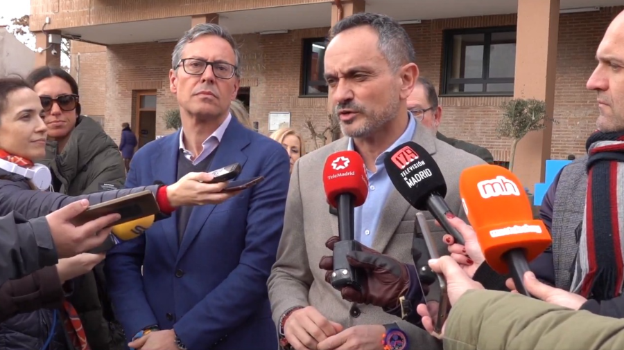 El secretario general del PP de Madrid, Alfonso Serrano, y el alcalde de Móstoles, Manuel Bautista, ofrecen declaraciones a los medios de comunicación